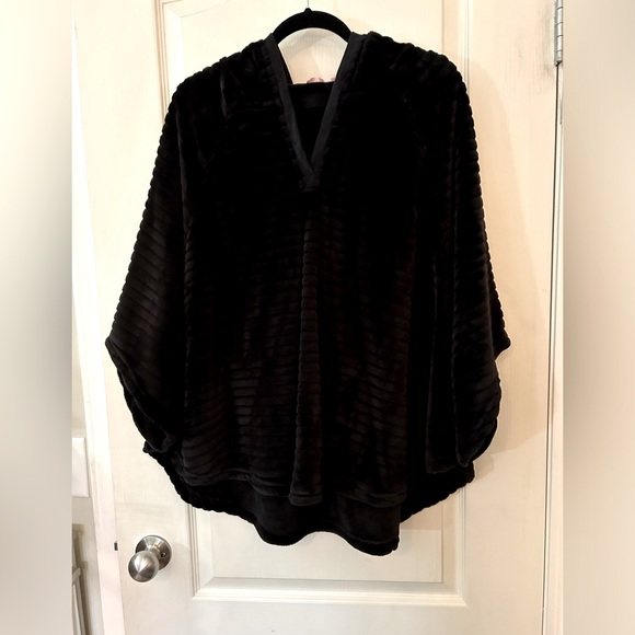 La Vie En Rose Faux Fur Hooded Poncho - Picture 1 of 5